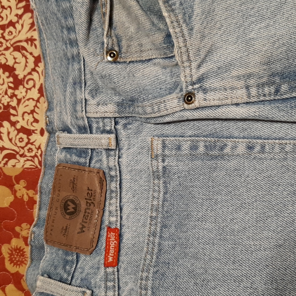 Men's Wranglers. EUC. No holes, Slight wear on pockets and hem. Size 37"Wx30"L